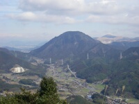 香春岳から竜ケ鼻を見る。その後ろに貫山